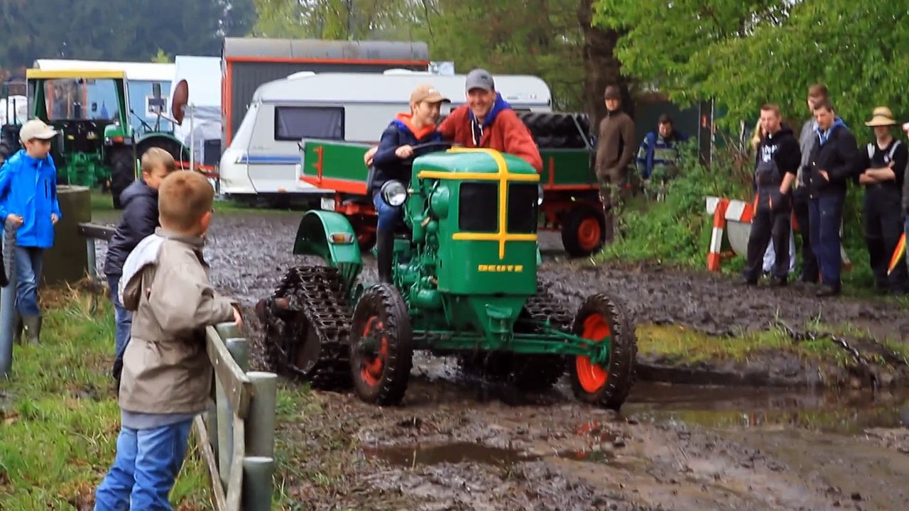 1950 Deutz FIL514/50 mit Kettenantrieb im Matsch