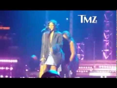 ZHVISHET TONI BRAXTON KENGETARES I KEPUTET FUSTANI NE SKENE VIJON PERFORMANCEN LAJM