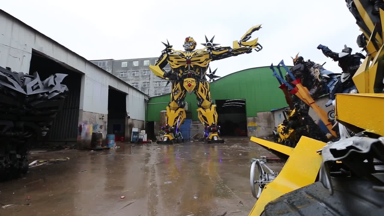 Chine : il construit un Bumblebee de 12 mètres de haut en 5 mois