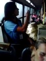 Chuva invade ônibus do DF e passageiros abrem guarda-chuvas