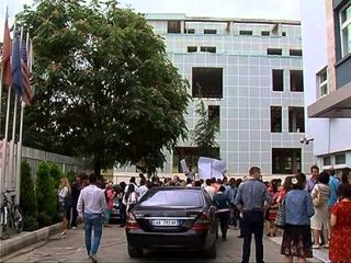 NDERHYN POLICIA BLLOKON PUNIMET E PALLATIT TE EKONOMIKU MEGJITHE LEJEN LAJM