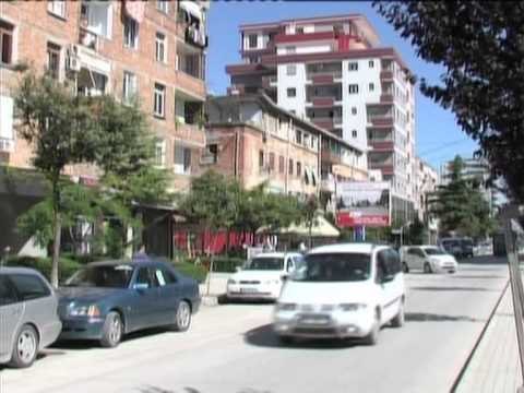 PROTESTA NE FIER QYTETARET PARRULLA KUNDER KOMPANISE BANKERS PETROLIUM LAJM