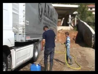 FSHATI I LAVAZHEVE SI JETOHET DUKE PRITUR PER TE LARE MAKINAT QE KALOJNE LAJM