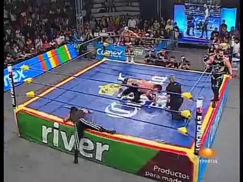 05 La Parka, Octagon & Pimpinela Escarlata vs. Los Maniacos