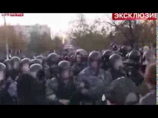 TENSION NE MOSKE POLICIA MBRON TE HUAJT VIJOJNE ARRESTIMET E EKSTREMISTEVE LAJM