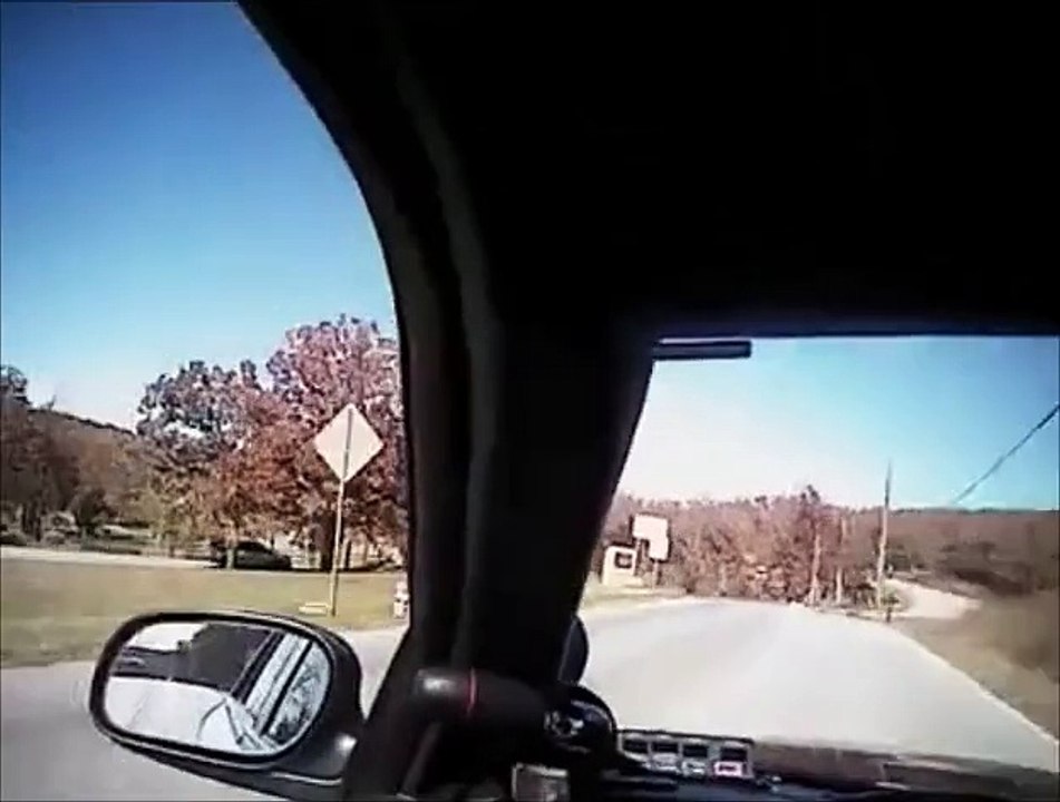 Elle fonce dans la police face a face avec sa voiture