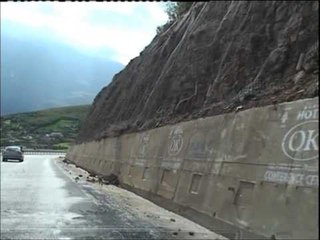 RRUGA E KOMBIT AUTOSTRADA NUK MIREMBAHET, RREZIK AKSIDENTESH PER MJETET LAJM