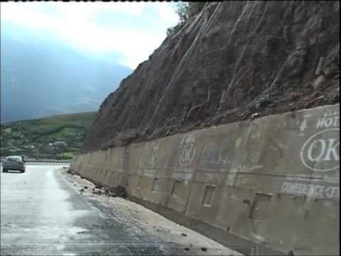 RRUGA E KOMBIT AUTOSTRADA NUK MIREMBAHET, RREZIK AKSIDENTESH PER MJETET LAJM