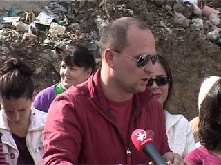 PROTESTA E BANOREVE BANORET KERKOJNE MBIKALIM PASI NDAHEN NE MES NGA RRUGA LAJM
