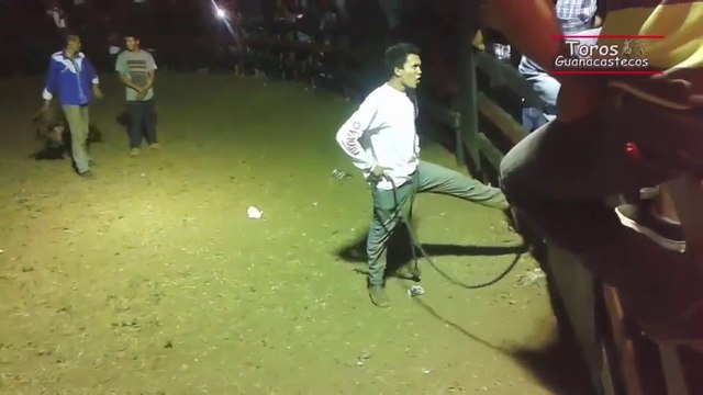 Fail : Retenir une porte de chiquero avec le pied