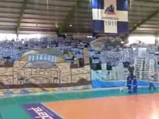 PANKARTA RACISTE TIFOZET QIPRIOTE ME PANKARTA "KOSOVA ESHTE SERBI" LAJM