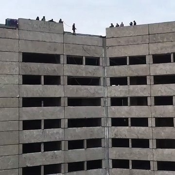 Une fille survit à une chute d'un immeuble de 9 étages (Russie)