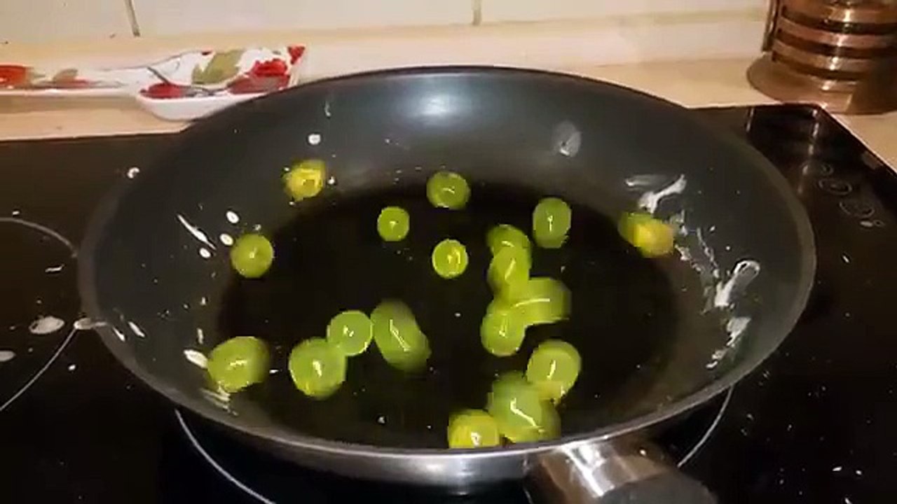 Billes d'hydrogel dans une poêle chaude - réaction énorme
