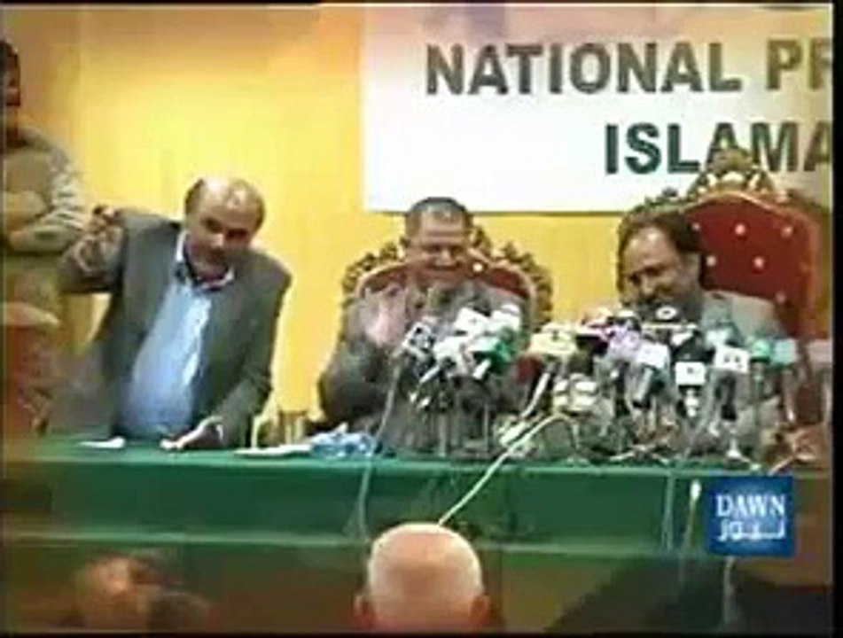 Qamar Zaman Kaira Singing Saif-ul-Malook in Really Beautiful Voice