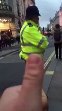Un anglais va dans la rue pour s'amuser avec les policiers et les flic sont cool!