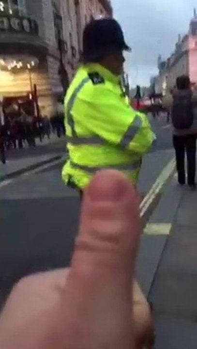 Un anglais va dans la rue pour s'amuser avec les policiers et les flic sont cool!