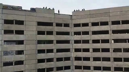 Une fille survit à une chute d'un immeuble de 9 étages (Russie)