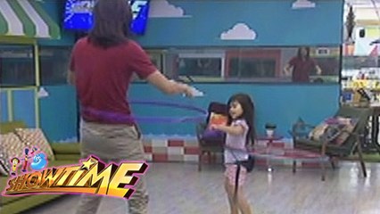 It's Showtime: Tommy and Aimi's hula-hoop task