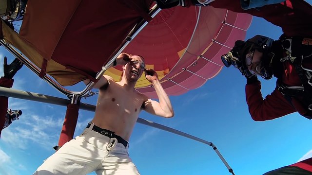 Il saute d'une montgolfière sans parachute... Cascadeur taré!