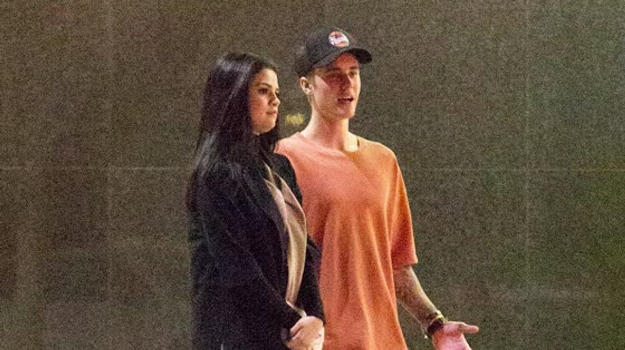 Justin Bieber und Selena Gomez spazieren in Beverly Hills