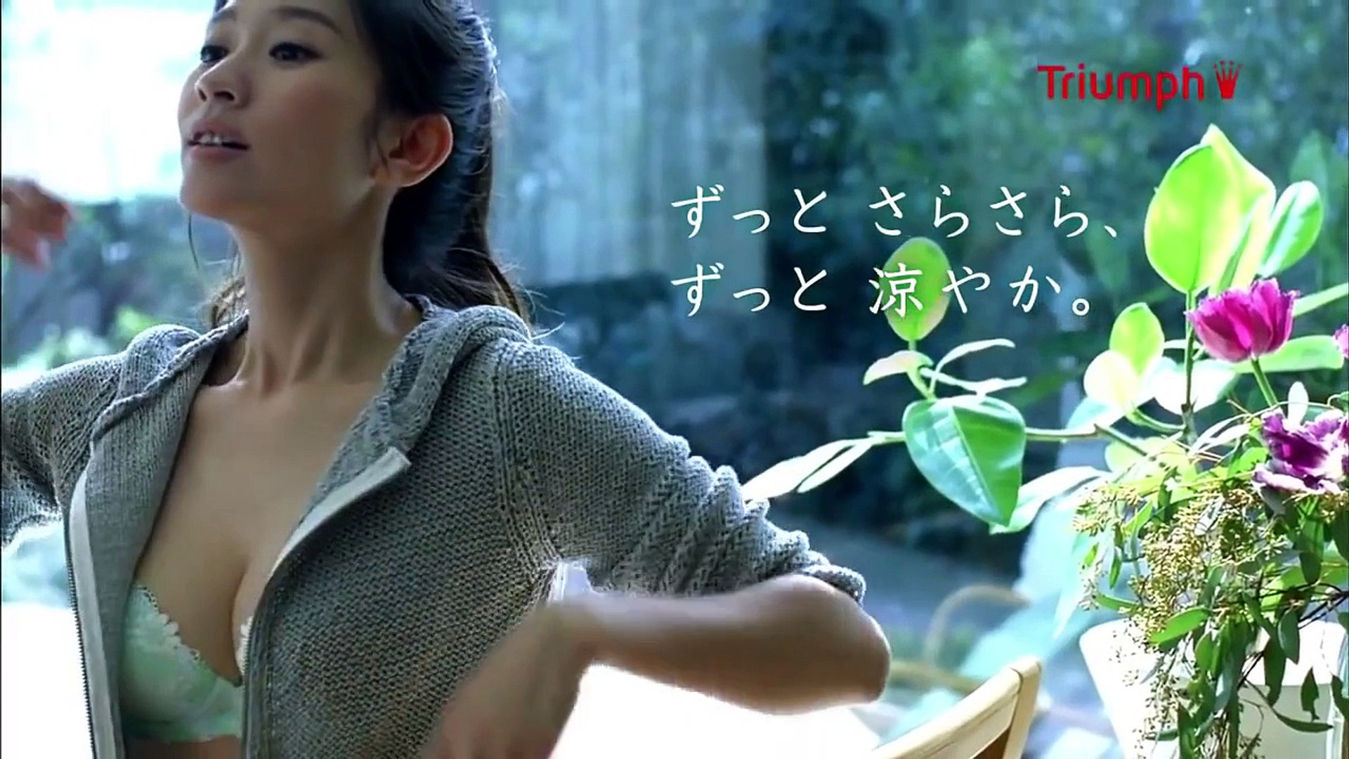 篠原涼子トリンプcmまとめ 谷間がエ すぎてドラマチック ダイエットでスタイルも抜群 Dailymotion Video