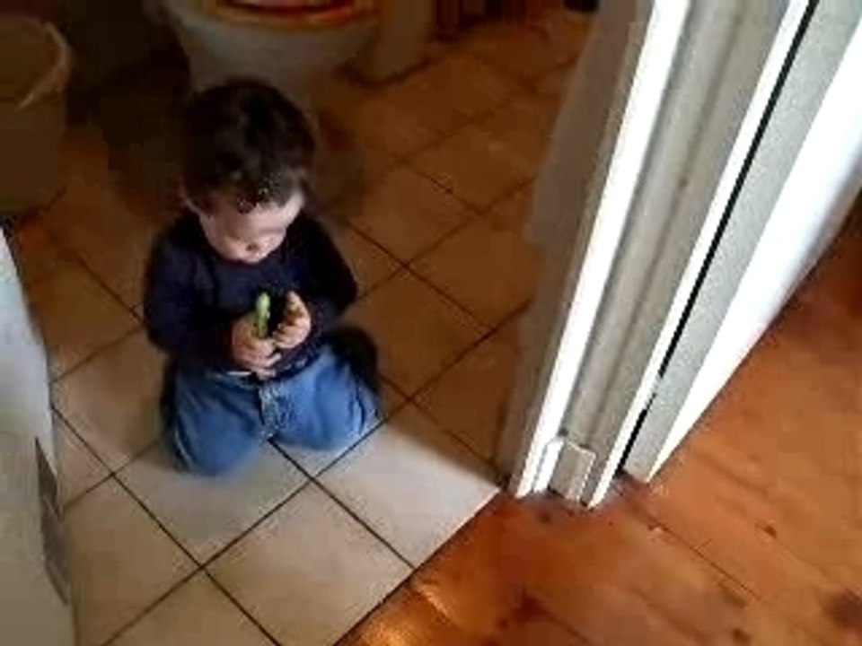 Mathieu se brosse les dents