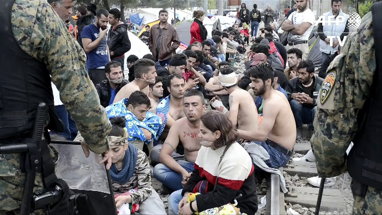 Flüchtlinge nähen sich aus Protest Münder zu