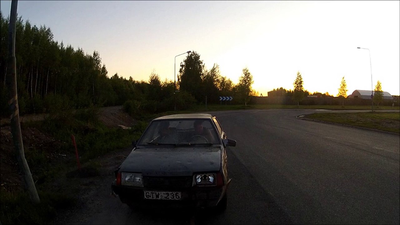 Il se tape un gros délire en étant tracté par une voiture av