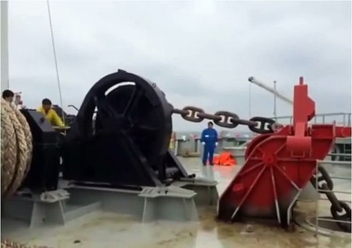 L'encre géante d'un navire s’emballe et chute au fond de l'eau. Impressionnant!