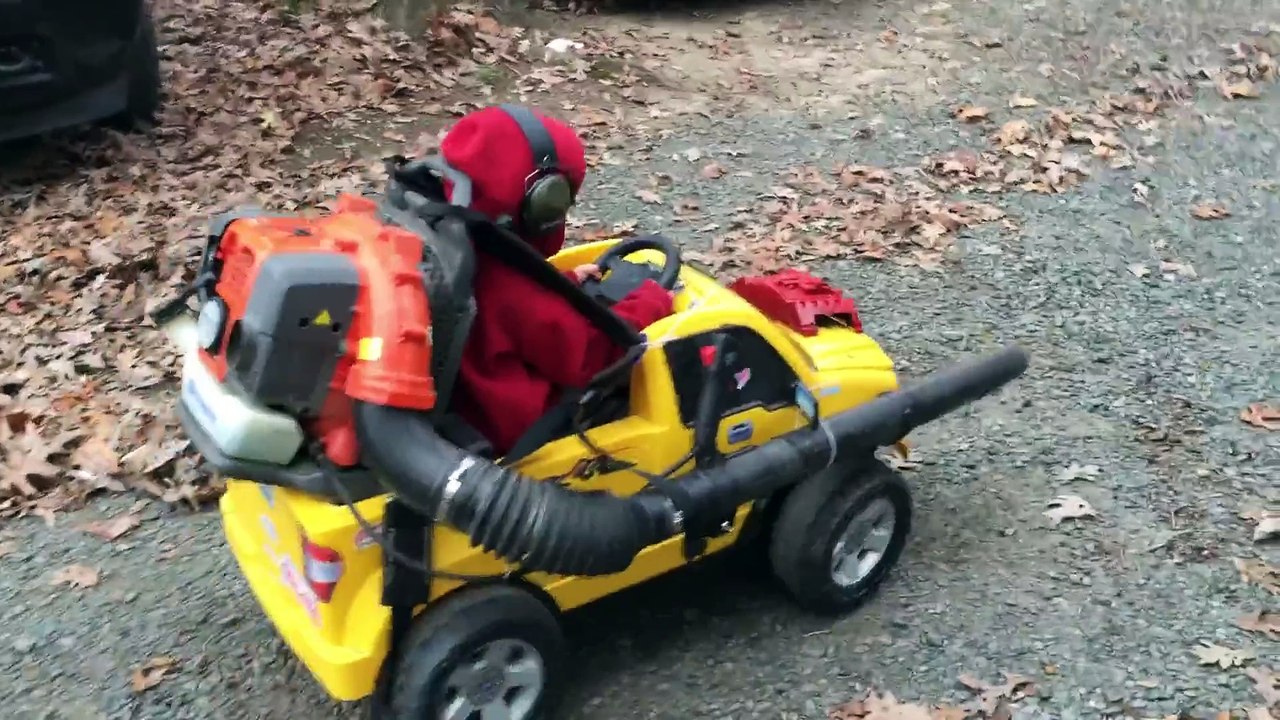 Combiner un souffleur de feuilles à une voiture électrique pour enfant : idée de l'année