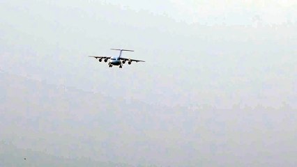 De Puissantes Rafales de Vent empêchent l'Atterrissage d'un Avion