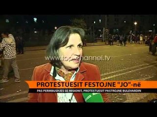 Protestuesit festojnë pas "JO"-së - Top Channel Albania - News - Lajme