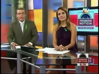 Multitud adora a una mujer como la diosa madre y sustituta de Cristo