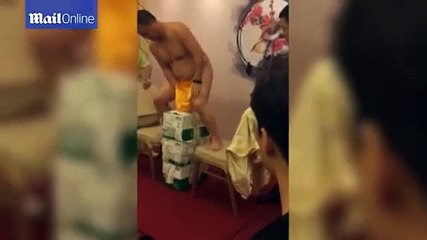 Penisiyle 3 Koli Bira Kaldıran Adam