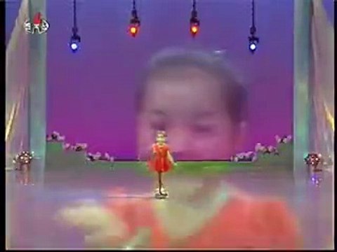 Şarkı Söylerken Kendinden Geçen Koreli Küçük Kız