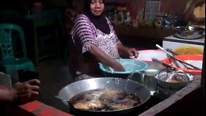 Makciiiik! Nak pengsan saya tengok makcik buat macam tu!