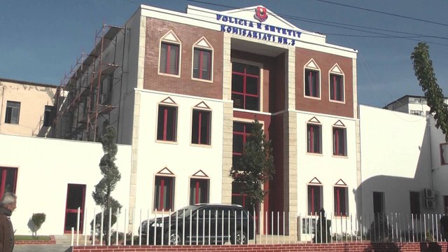 Report TV - Tiranë, plagoset një grua pranë Bankës së Shqipërisë, i marrin 1 mln lekë