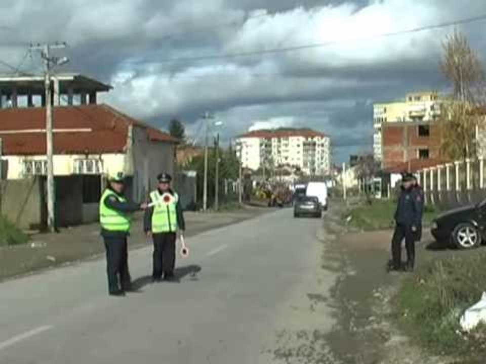 KAPEN TE ARRATISURIT POLICIA GREKE VE NE PRANGA EDHE TE IKURIT E FUNDIT NGA BURGU LAJM
