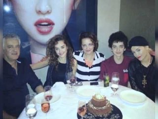 RITA ORA FESTON 23 VJETORIN LONDER, YLLI SHQIPTAR FESTE NE PRANINE E FAMILJES LAJM