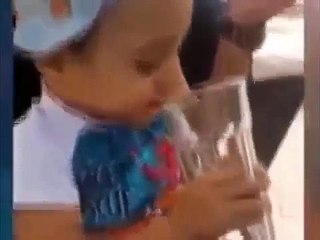 GILA ... AYAH PAKSA BALITA MEROKOK DAN MINUM BIR