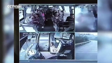 NGERI ... PENUMPANG BUS,TERGULING DAN HANCUR DALAM BUS YANG JATUH KE JURANG