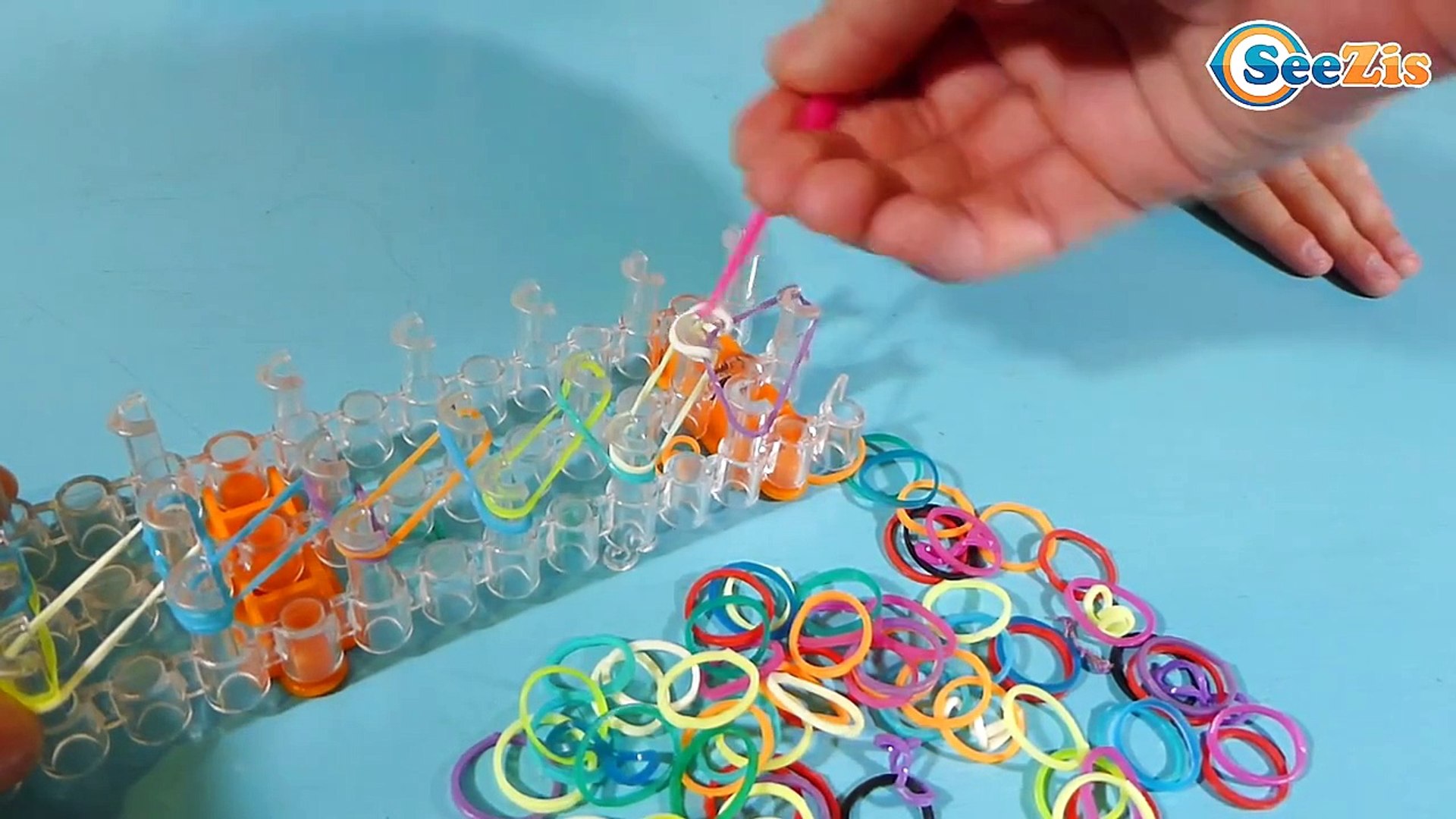 ⁣✔ Монстр Хай. Маша плетет браслет из резинок для куклы. Monster High Rainbow Loom Bracelet ✔