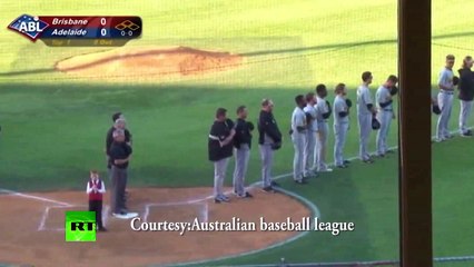 Australie : Un petit garçon pris d’une crise de hoquet au moment de chanter l’hymne national
