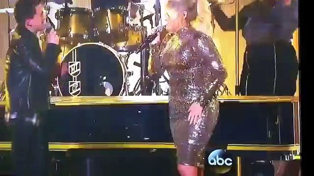 El beso entre Meghan Trainor y Charlie en los AMAS 2015