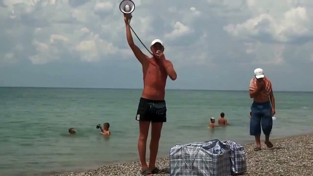 Вован продает пирожки на пляже))))))))))))