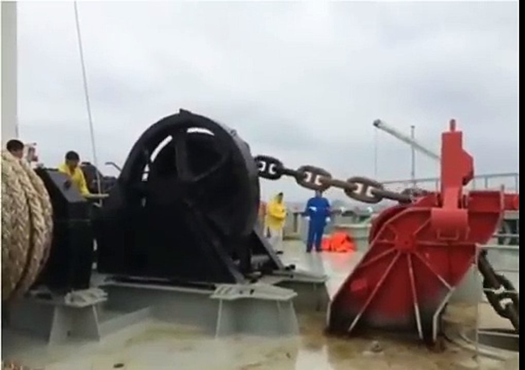 Un énorme bateau perd son ancre