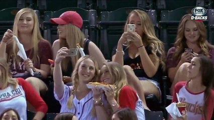 Beyzbol Maçında Şuursuzca Selfie Çeken Kızlar