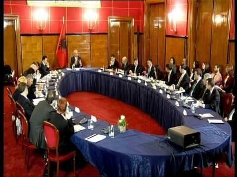 PLANI PER DALJEN NGA KRIZA KRYEMINISTRI RAMA PREMTON TE SHLYEJE BORXHET NDAJ BIZNESIT LAJM