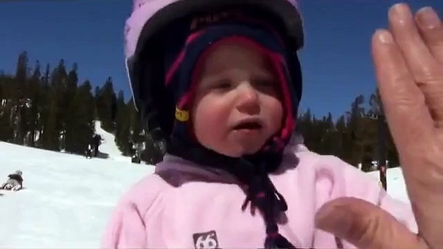 Невероятно! Этому карапузу всего лишь годик. Круто, супер видео