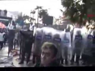 DEMONSTRATA NE STAMBOLL POLICIA TURKE SHPERNDAN ME DHUNE PROTESTUESIT NE SHESH LAJM